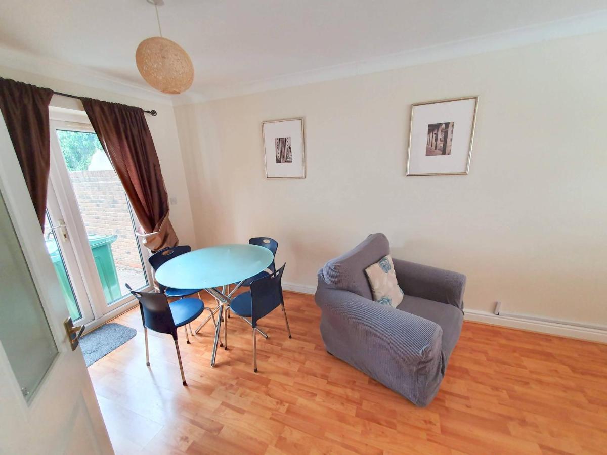 Friars Walk Houses With 2 Bedrooms, 2 Bathrooms, Fast Wi-Fi And Private Parking Sittingbourne Exterior photo