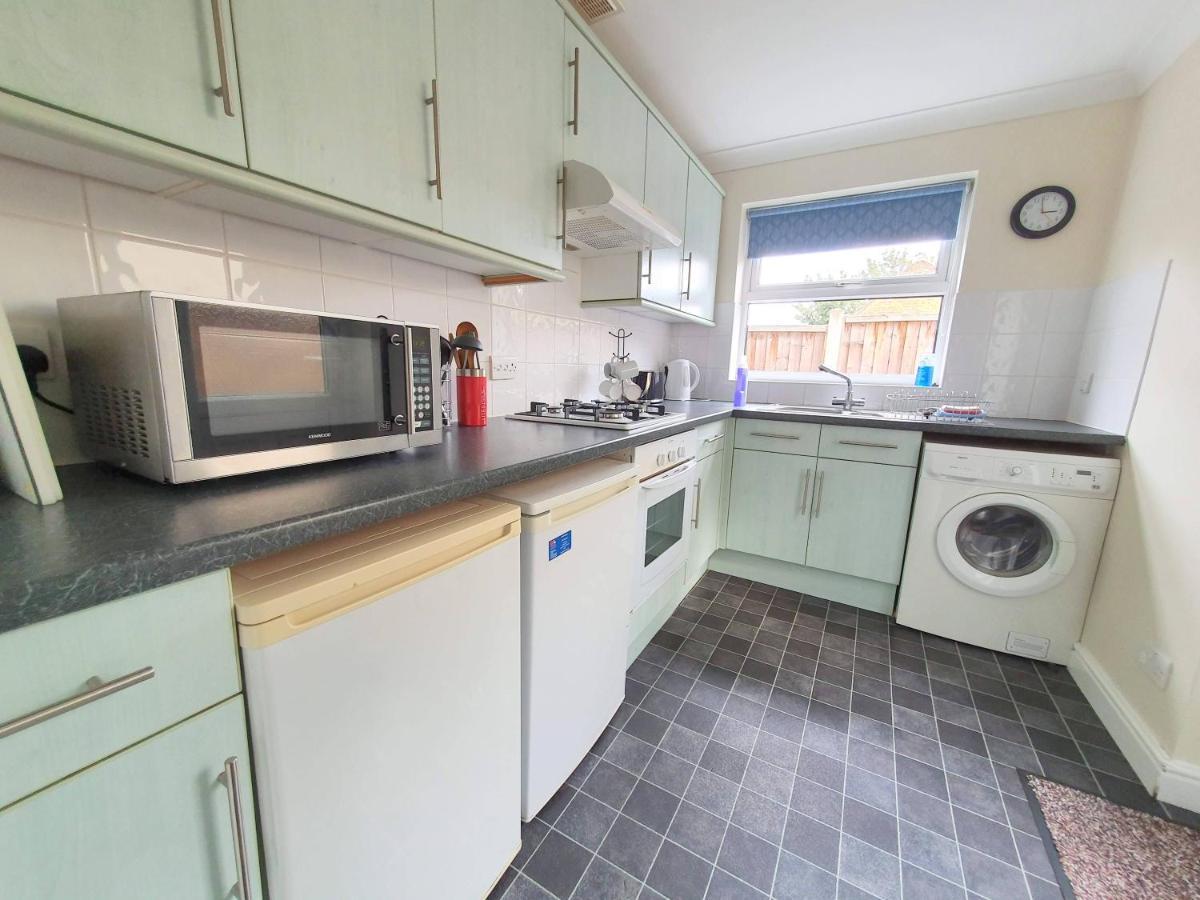 Friars Walk Houses With 2 Bedrooms, 2 Bathrooms, Fast Wi-Fi And Private Parking Sittingbourne Exterior photo