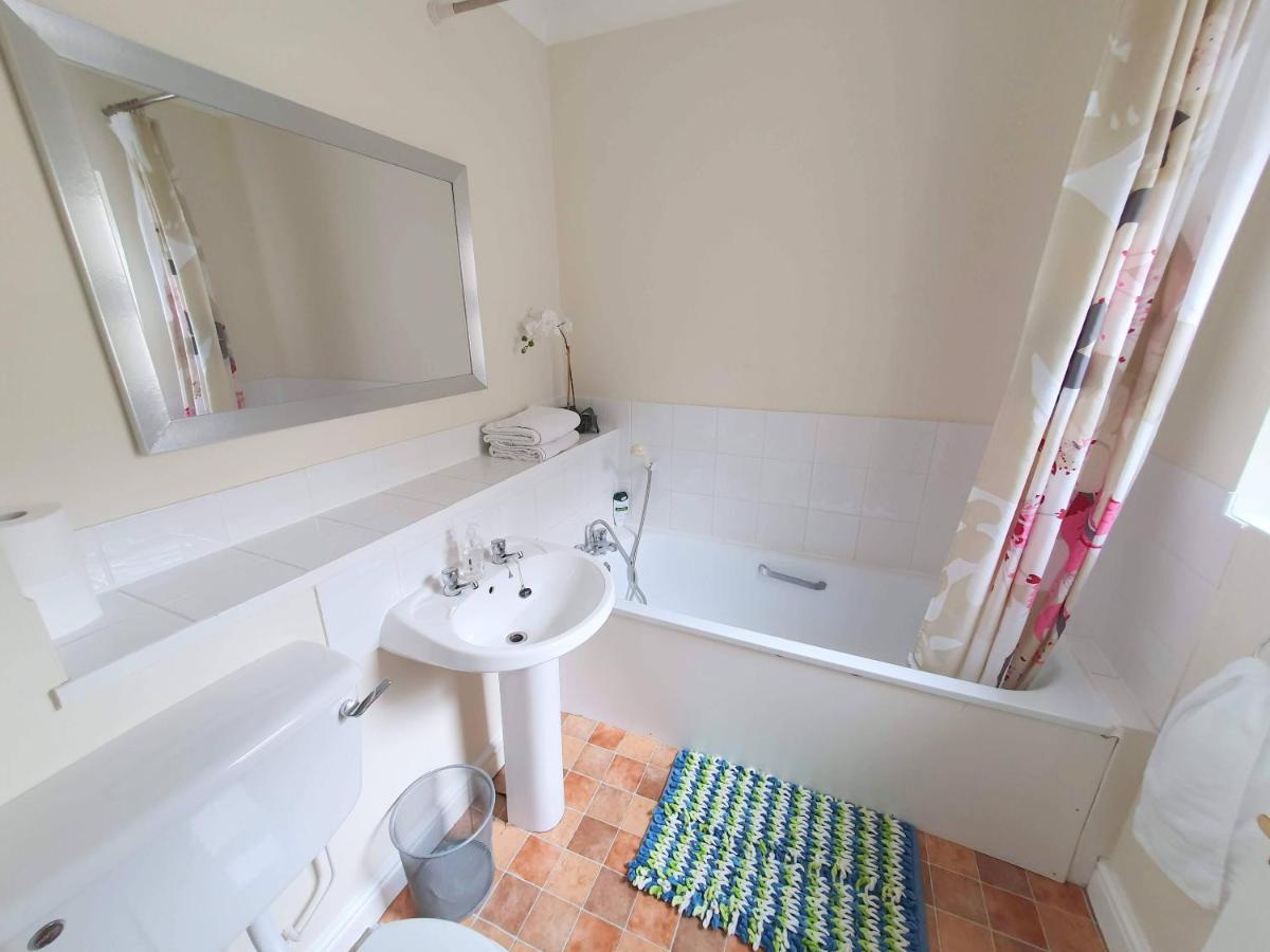 Friars Walk Houses With 2 Bedrooms, 2 Bathrooms, Fast Wi-Fi And Private Parking Sittingbourne Exterior photo