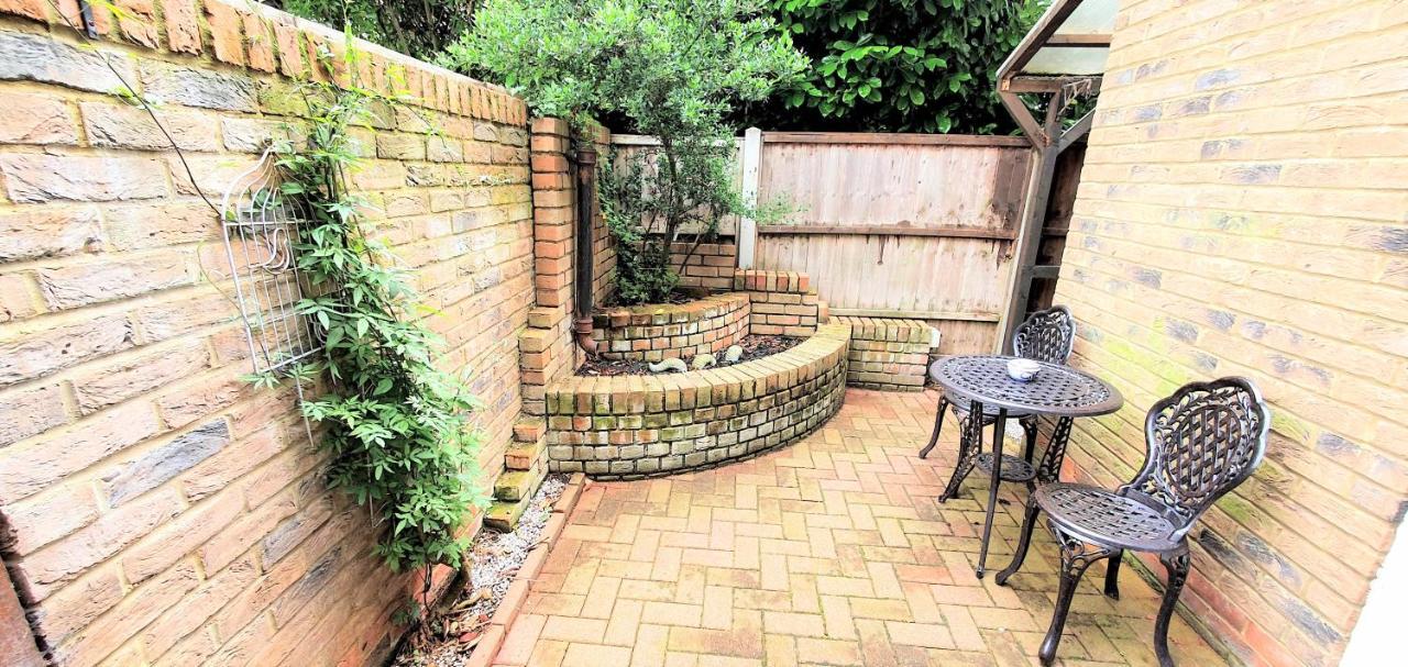 Friars Walk Houses With 2 Bedrooms, 2 Bathrooms, Fast Wi-Fi And Private Parking Sittingbourne Exterior photo
