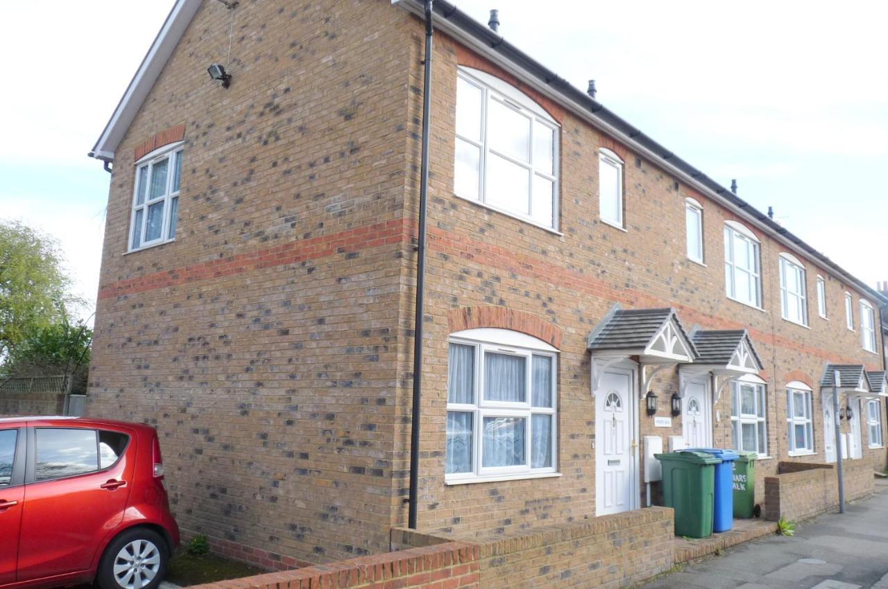 Friars Walk Houses With 2 Bedrooms, 2 Bathrooms, Fast Wi-Fi And Private Parking Sittingbourne Exterior photo