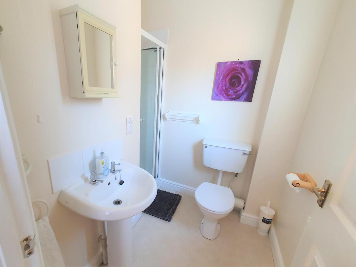 Friars Walk Houses With 2 Bedrooms, 2 Bathrooms, Fast Wi-Fi And Private Parking Sittingbourne Exterior photo
